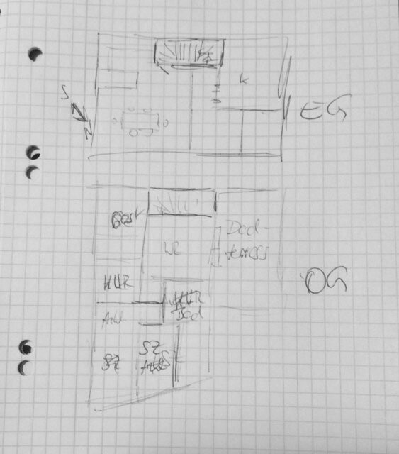 Handgezeichnete Grundrissskizze eines Hauses mit Treppe, Räumen und Fluren auf kariertem Papier