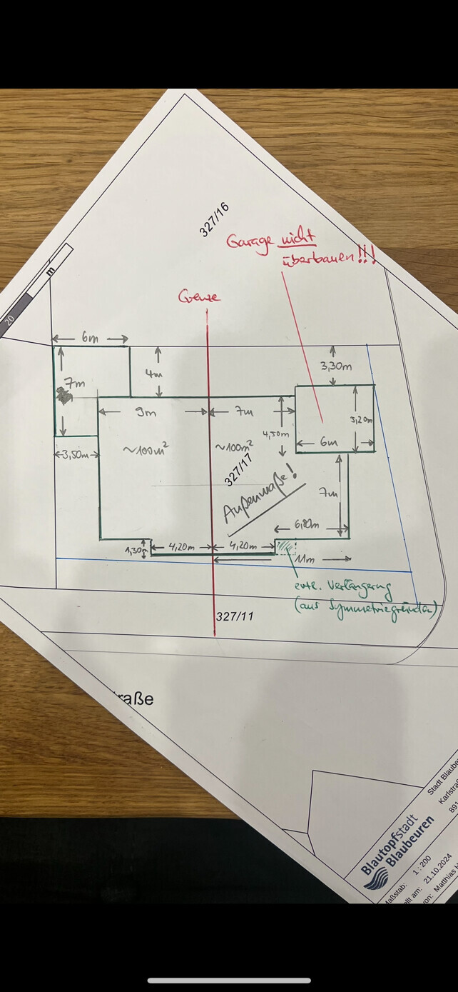 Handgezeichnete Grundriss-Skizze mit Maßangaben in Metern und farbigen Notizen.