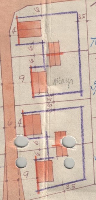 Handgezeichneter Grundriss eines Hauses mit Zimmeraufteilung und Treppen