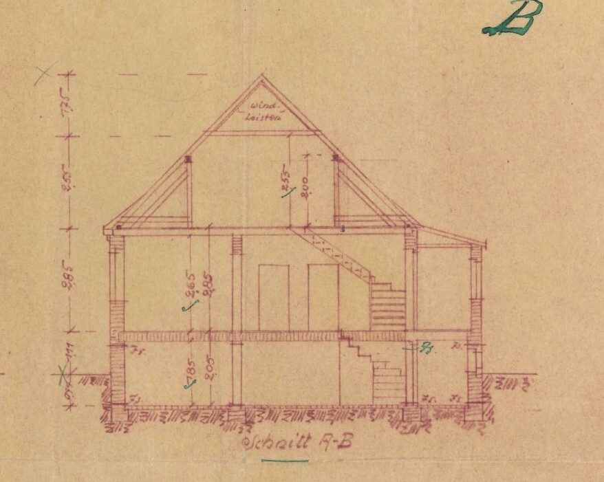 Architektonische Schnittzeichnung eines mehrstöckigen Hauses mit Dachgeschoss, Treppe und Innenräumen.