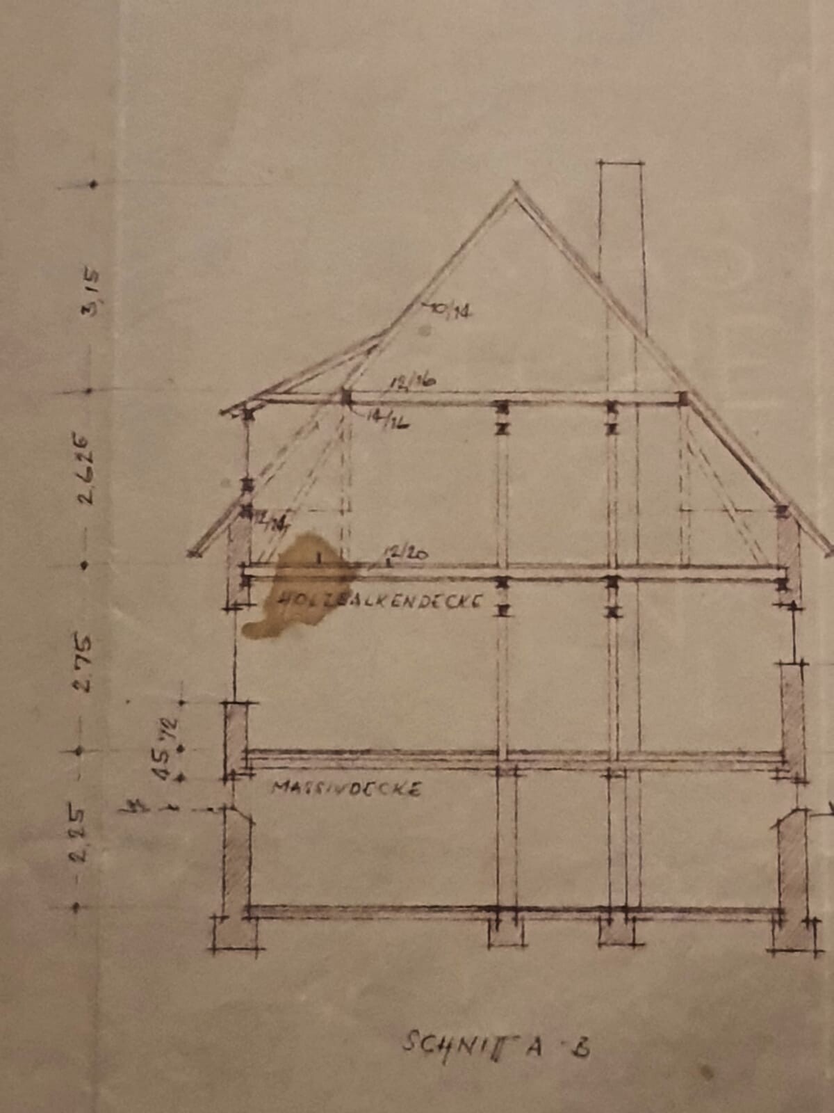 Skizze eines Hauses mit Satteldach, Kamin und drei Etagen; Schnitt A-B