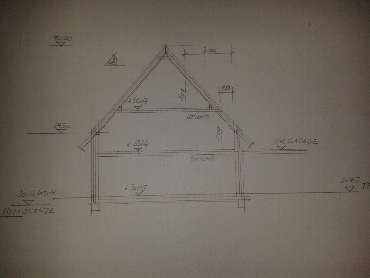 Handgezeichnete Haus-Rohbau-Dachskizze mit Grundrisslinien und Fundamenten