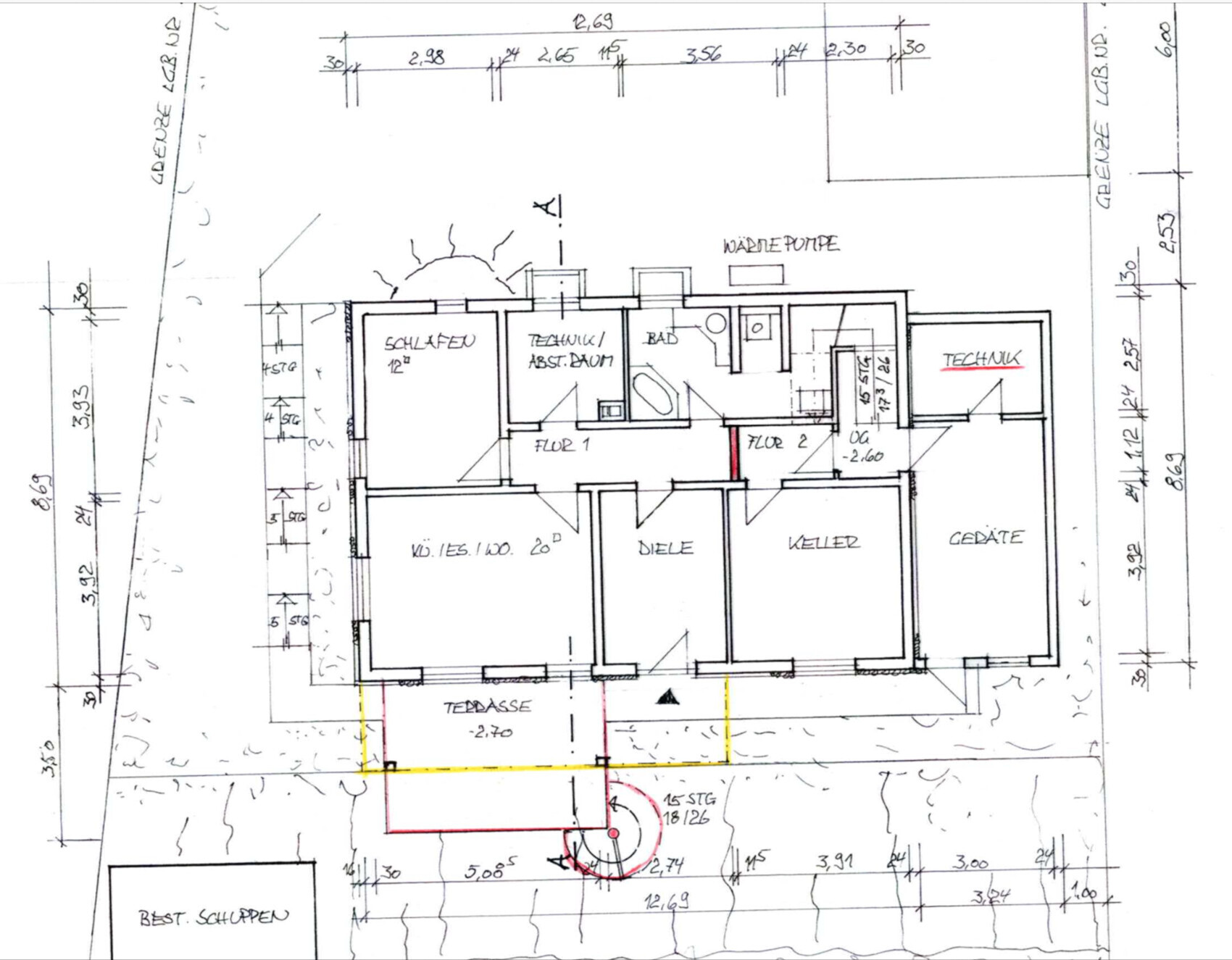 Handzeichnung eines Hausgrundrisses: Schlafzimmer, Bad, Flur, Diele, Keller und Terrasse.