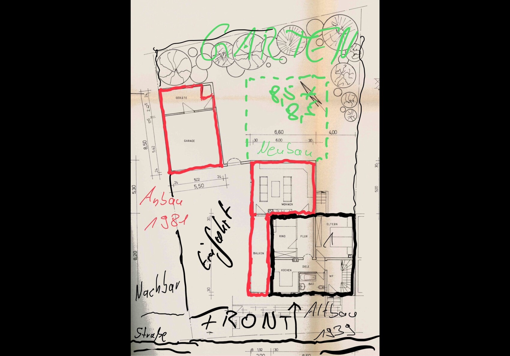 Grundriss eines Hauses mit roten und schwarzen Umrissen; Garage, Wohnen, Eltern, Kind; Garten oben.