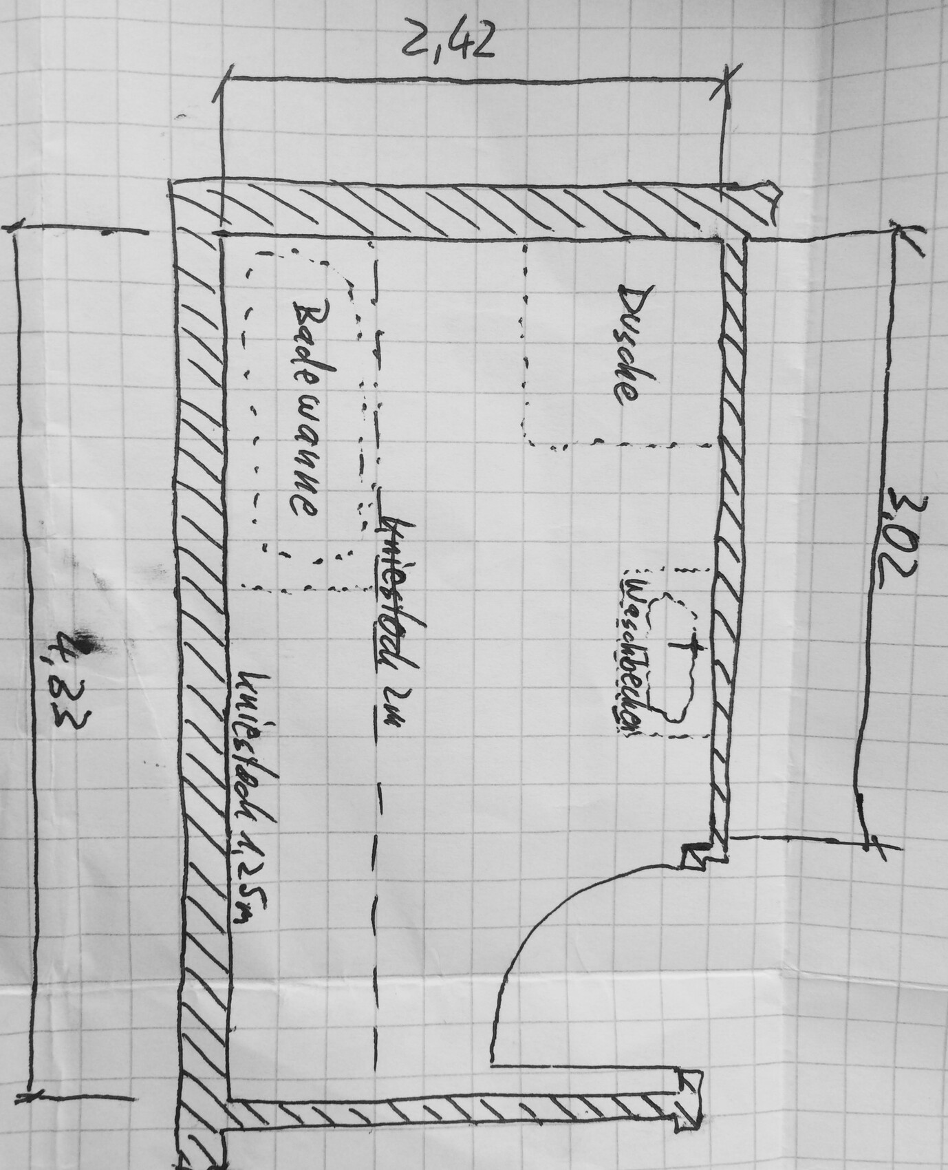 Handgezeichnete Skizze eines Innenraum-Grundrisses mit Küchenbereich und Eingang