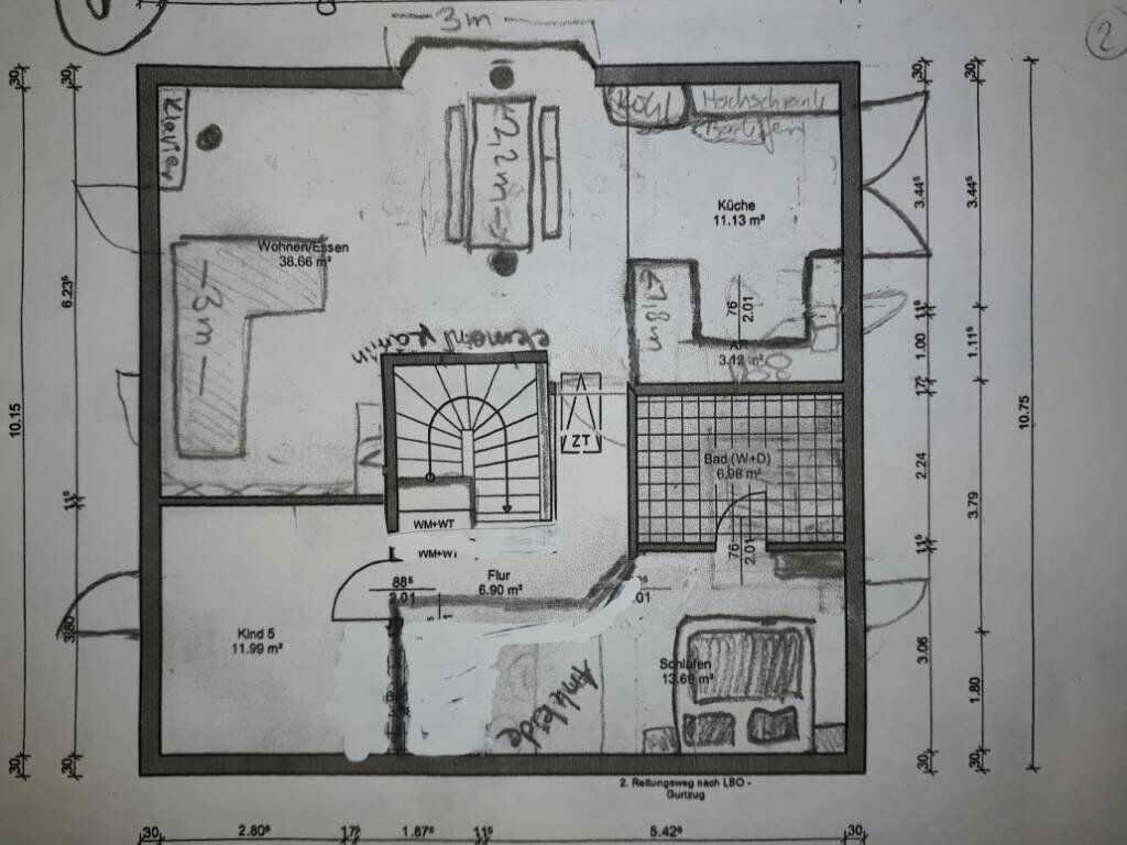 Grundriss eines Hauses: Wohnzimmer, Küche, Bad, Schlafzimmer, Kind 5, Flur, Treppenhaus.