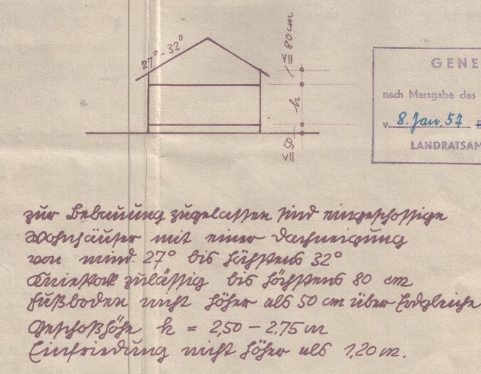 Technische Skizze eines Hauses mit geneigtem Dach, Maßangaben und Stempel.