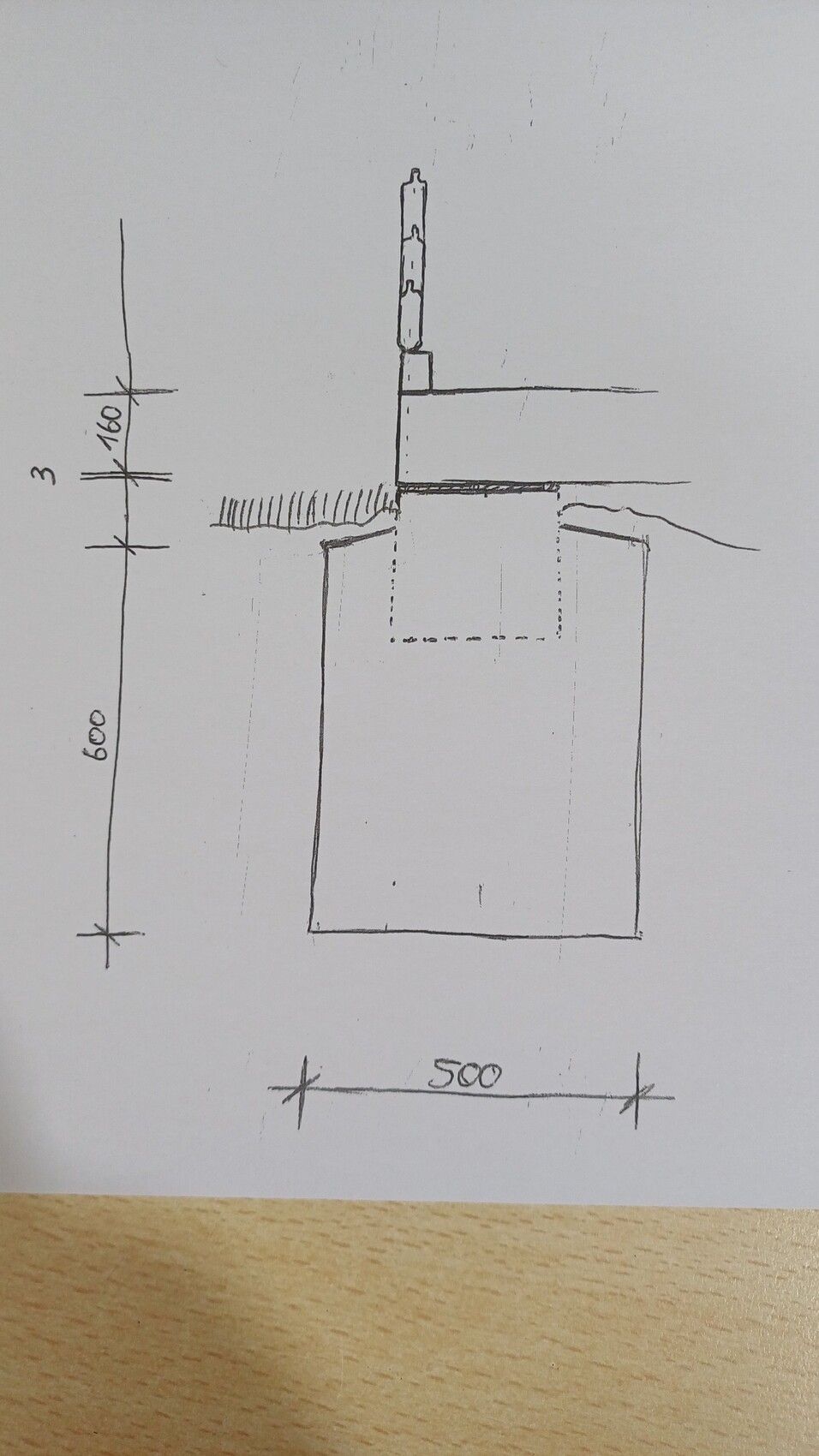 Handgezeichnete Fundament-Skizze eines Rohbaus mit Kastenfundament und Erdreich