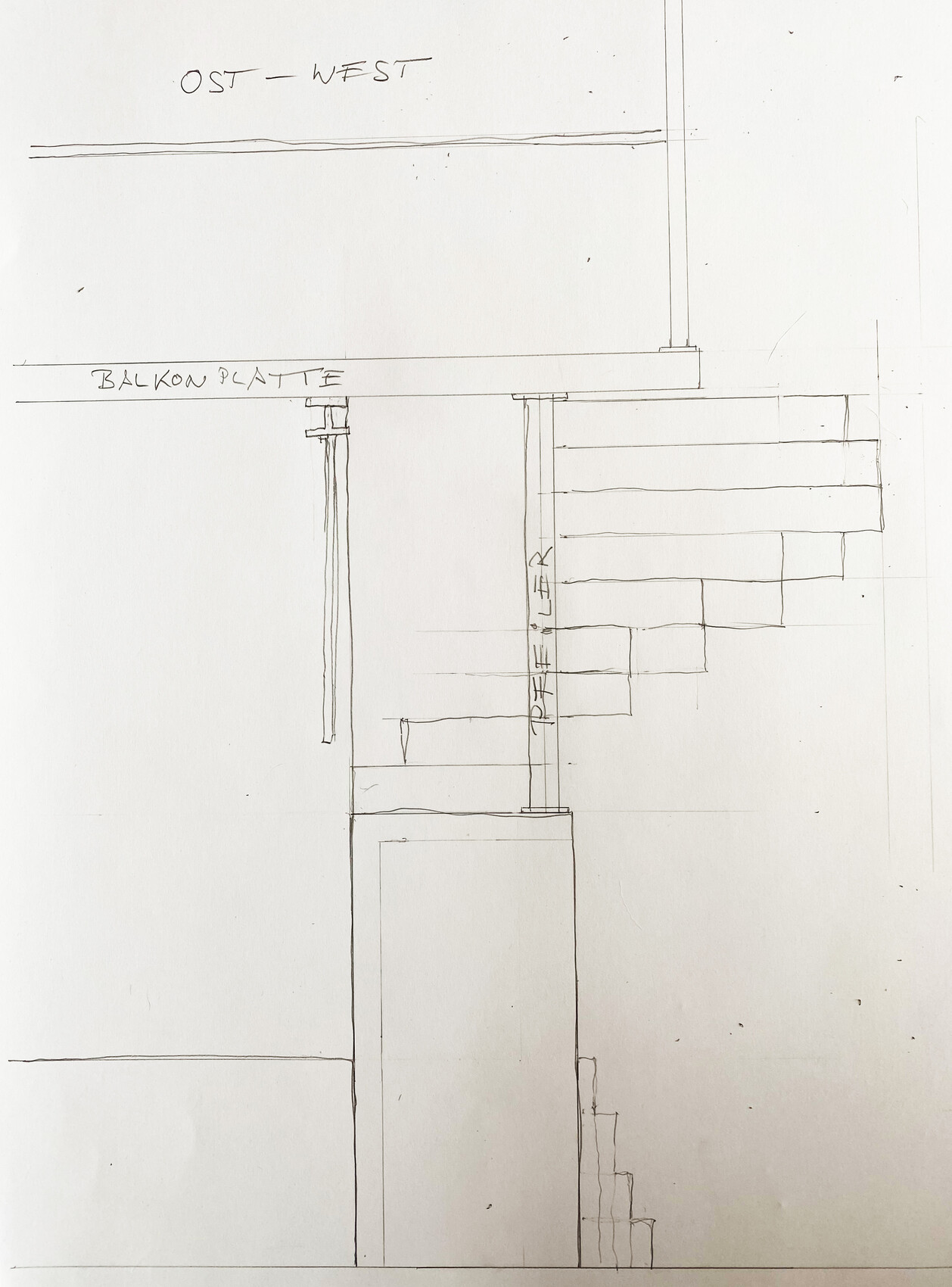Skizze einer Treppe mit Balkonplatte, Stützen und Ost-West Orientierung.