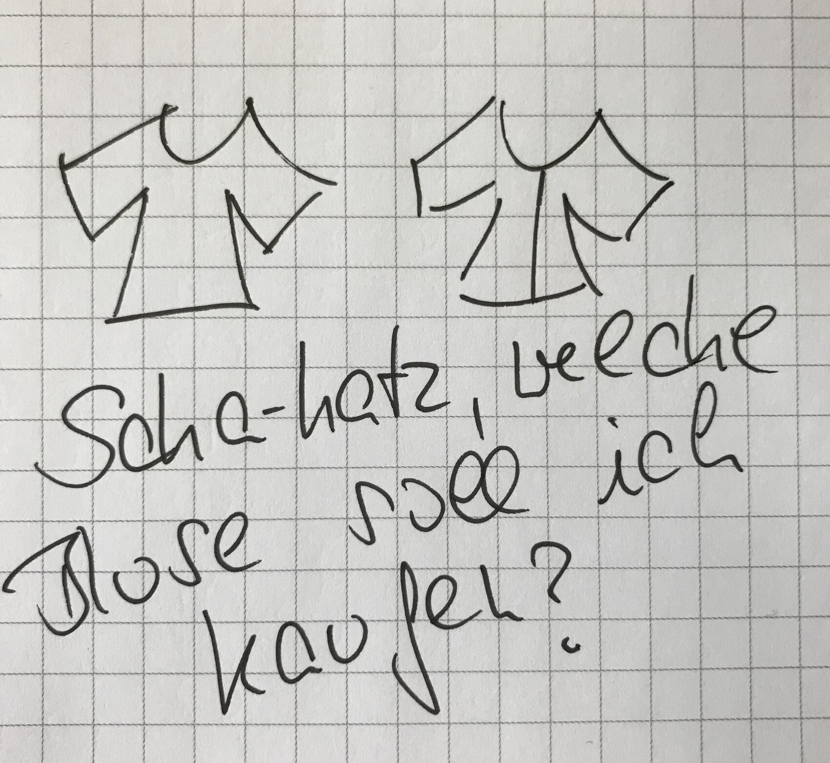Zwei einfache T-Shirt-Skizzen auf kariertem Papier, darunter handschriftlicher Text.