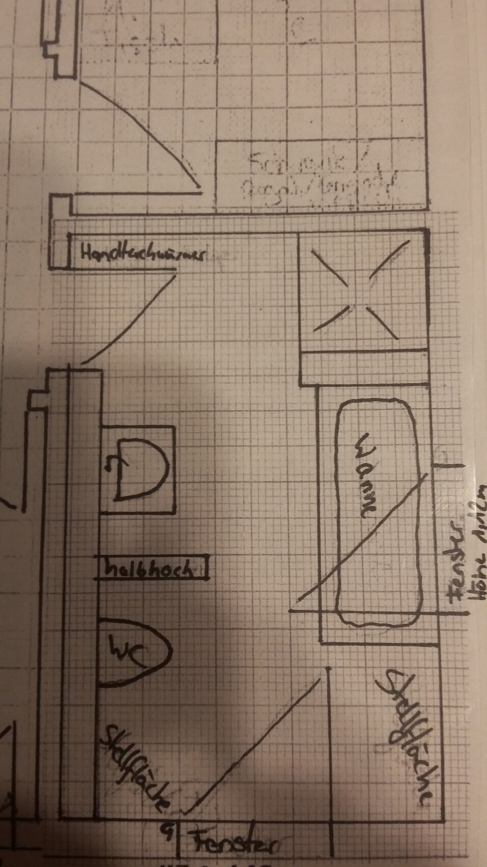 Handgezeichnete Badezimmer-Grundriss-Skizze mit Dusche, WC und Waschbecken.