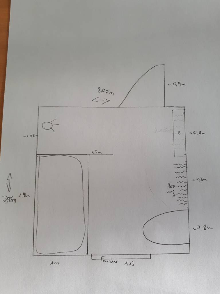 Handgezeichneter Badezimmer-Grundriss mit Badewanne links und Toilette rechts.