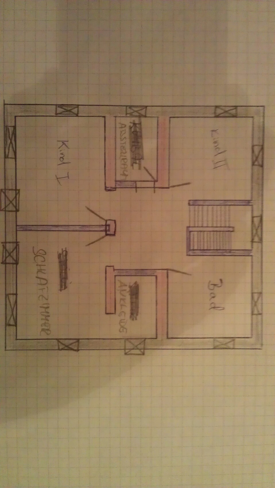 Handgezeichneter Grundrissplan eines Hauses mit Zimmern, Treppe und Bad.