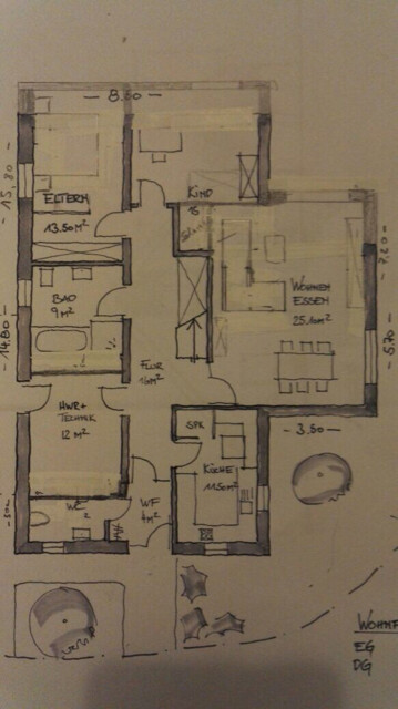 Handgezeichneter Grundriss eines Hauses mit Zimmern, Fluren und Türen