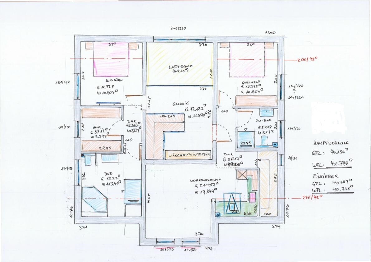 Handgezeichneter Grundriss eines Hauses mit Zimmern, Wänden und Türen.