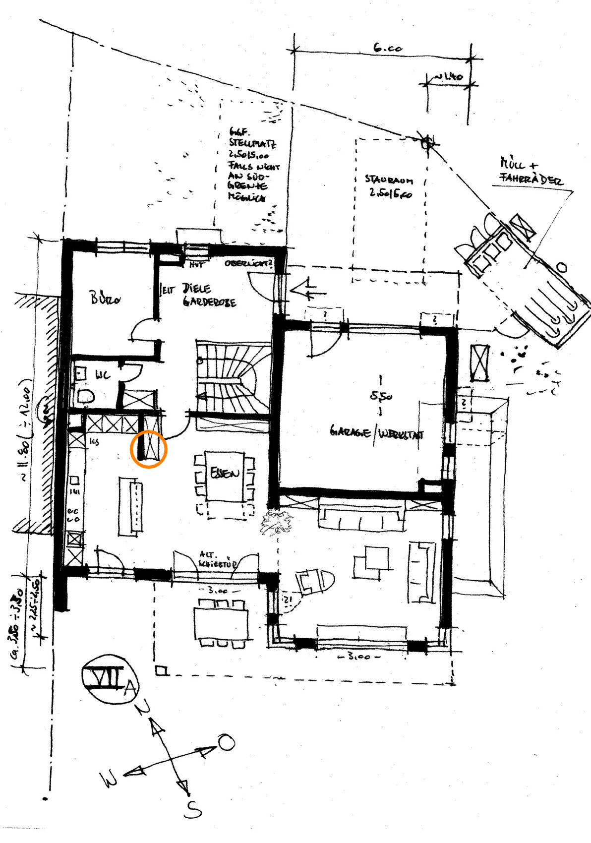 Grundriss eines Hauses: Wohnzimmer, Esszimmer, Küche, Büro, WC, Treppe, Garage/Werkstatt.