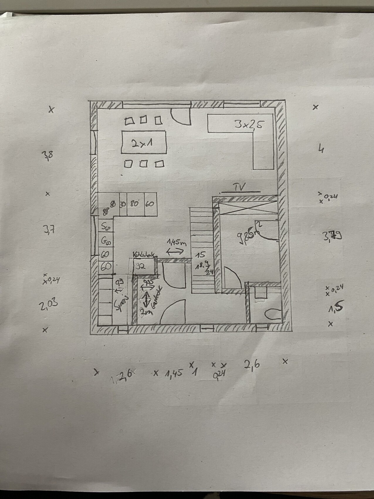 Handgezeichneter Grundriss eines Wohnraums mit Küche, Esstisch, Sitzbereich, TV und Treppe.