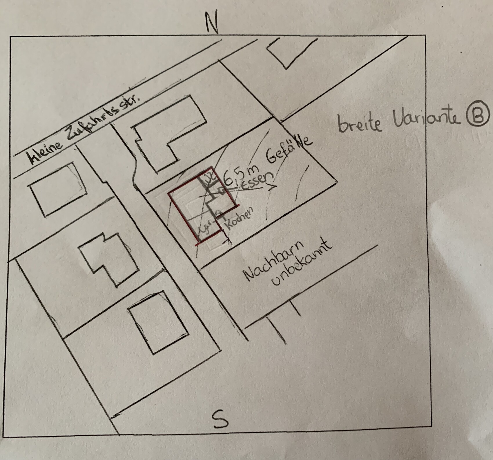 Handgezeichnete Grundstücksplanung mit Gebäudegrundriss, Norden oben, Nachbarn unbekannt.
