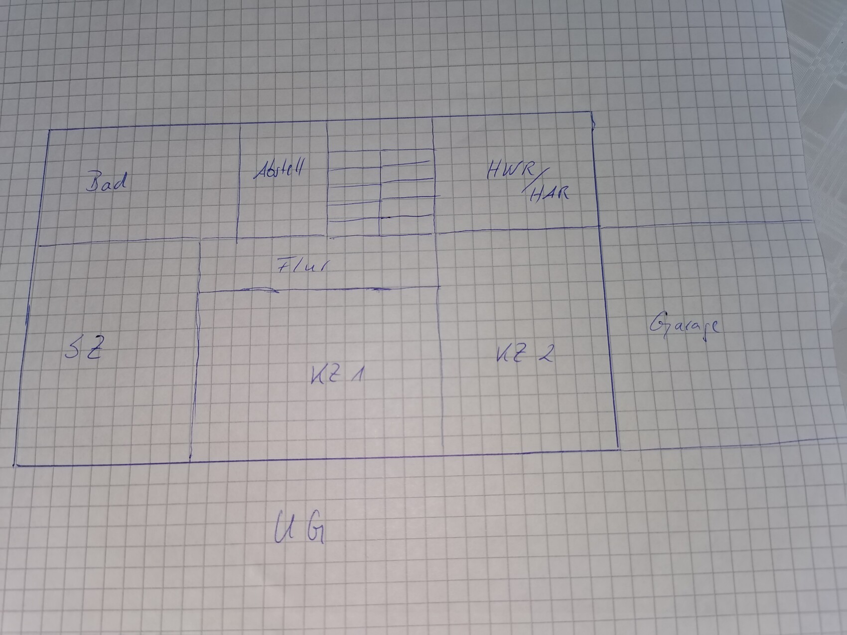 Handgezeichneter Grundriss: Bad, Flur, HWR, K2-1, K2-2 und Garage.