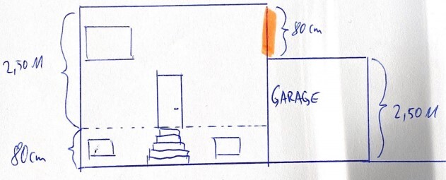 Grundriss eines Hauses mit Eingang, Treppe, Fenstern, Zwischenebene und rechteckiger Garage rechts.