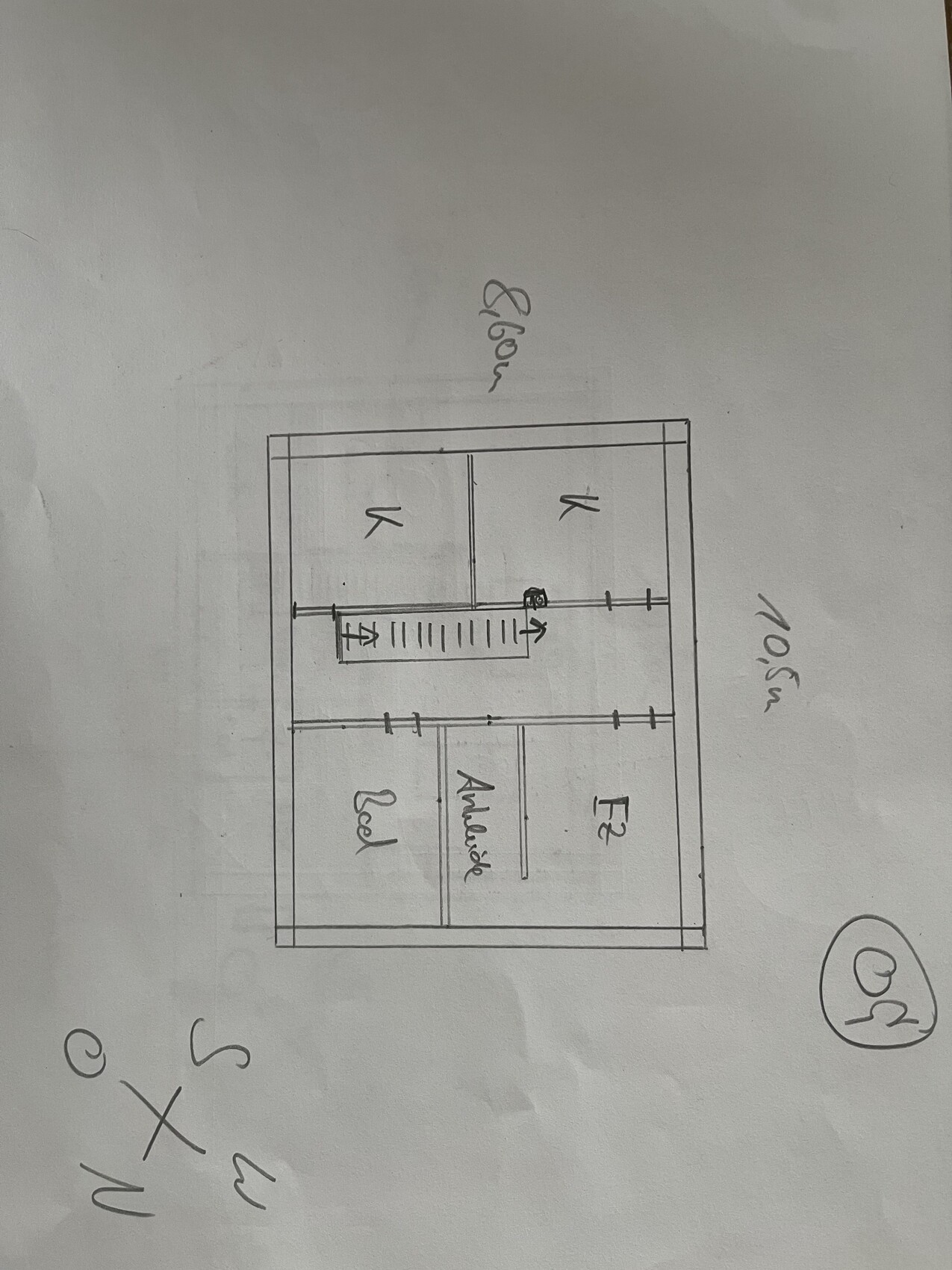Handgezeichneter Grundriss: vier Räume, zentrale Treppe in der Mitte, Beschriftungen wie K, L, E.