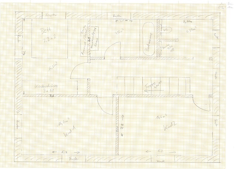 Grundriss eines Hauses mit Küche, Wohnzimmer, Flur, Bad und zwei Zimmer.