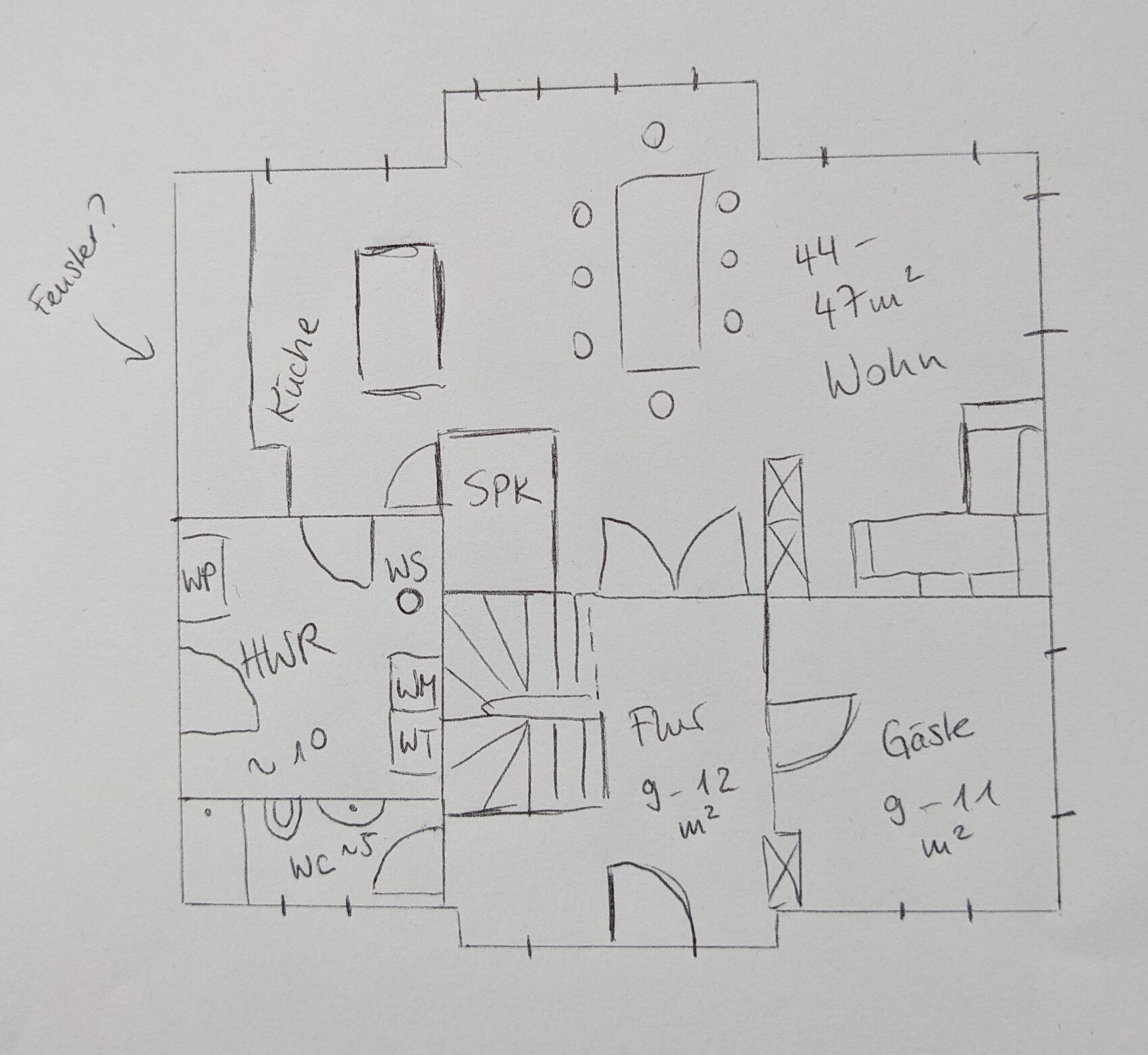 Skizzenhafter Grundriss einer Wohnung: Küche, Wohnzimmer, Flur, Gästezimmer, WC, HWR, Treppenhaus.