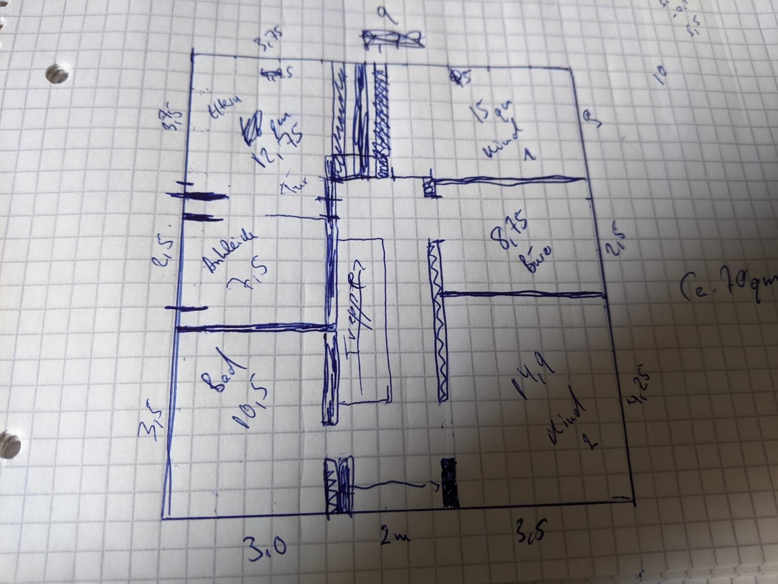 Handgezeichneter Grundriss einer Wohnung mit Flur, mehreren Zimmern und Maßangaben in Metern