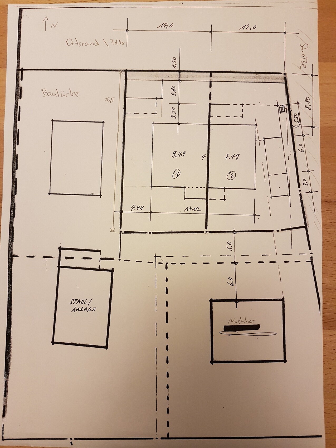 Handgezeichneter Grundriss eines Hauses mit Zimmern, Maßen und Wänden.