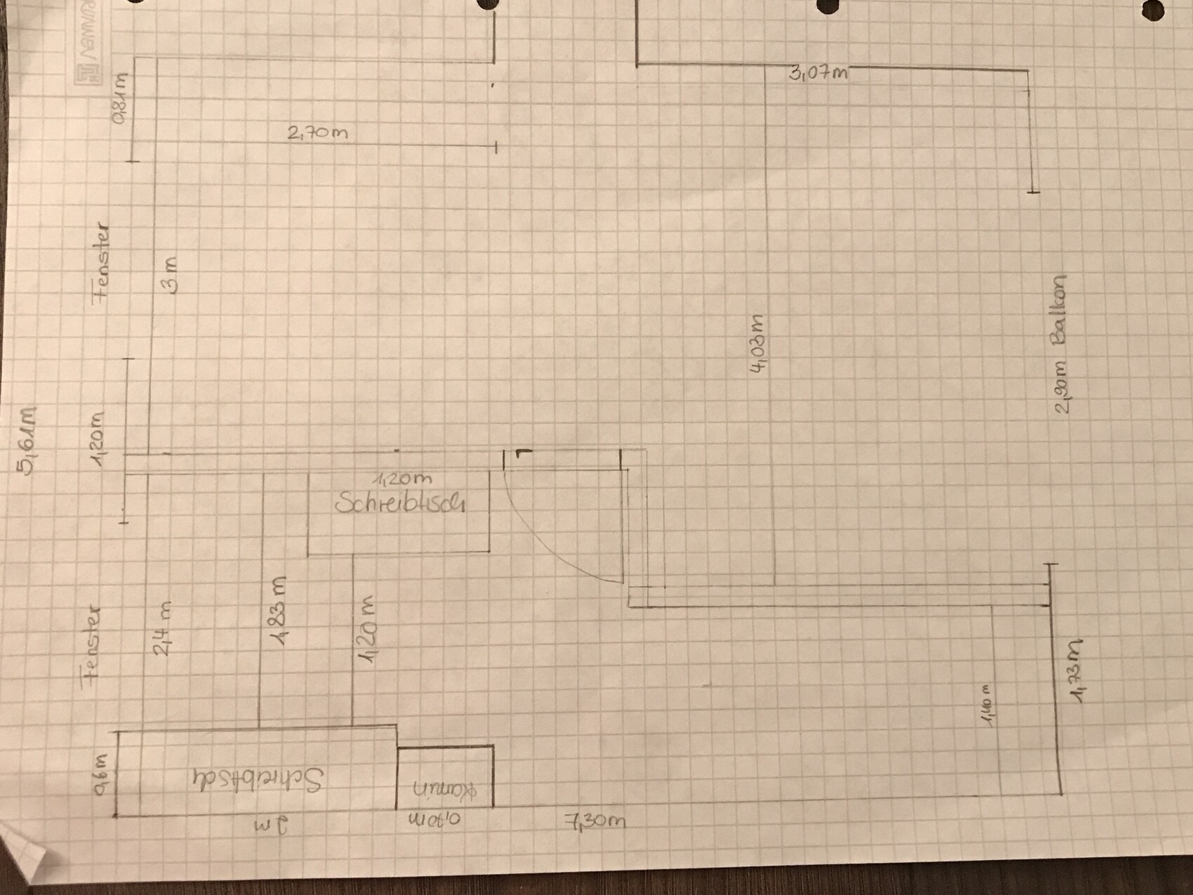 Handgezeichneter Grundrissplan eines Hauses auf Graph-Papier mit Maßen