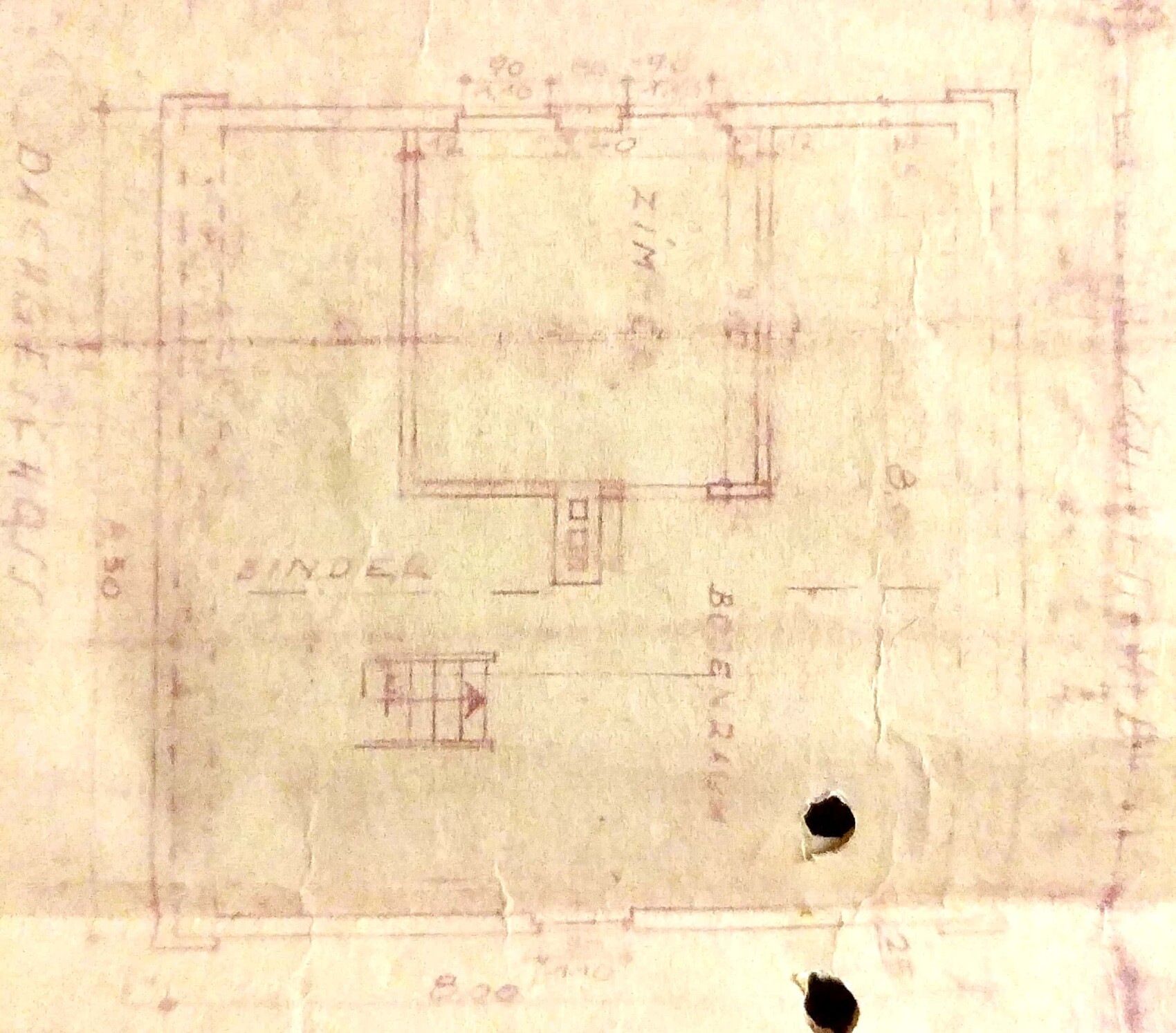 Handgezeichnetes Grundriss-Schema eines Hauses mit Zimmern und Treppen