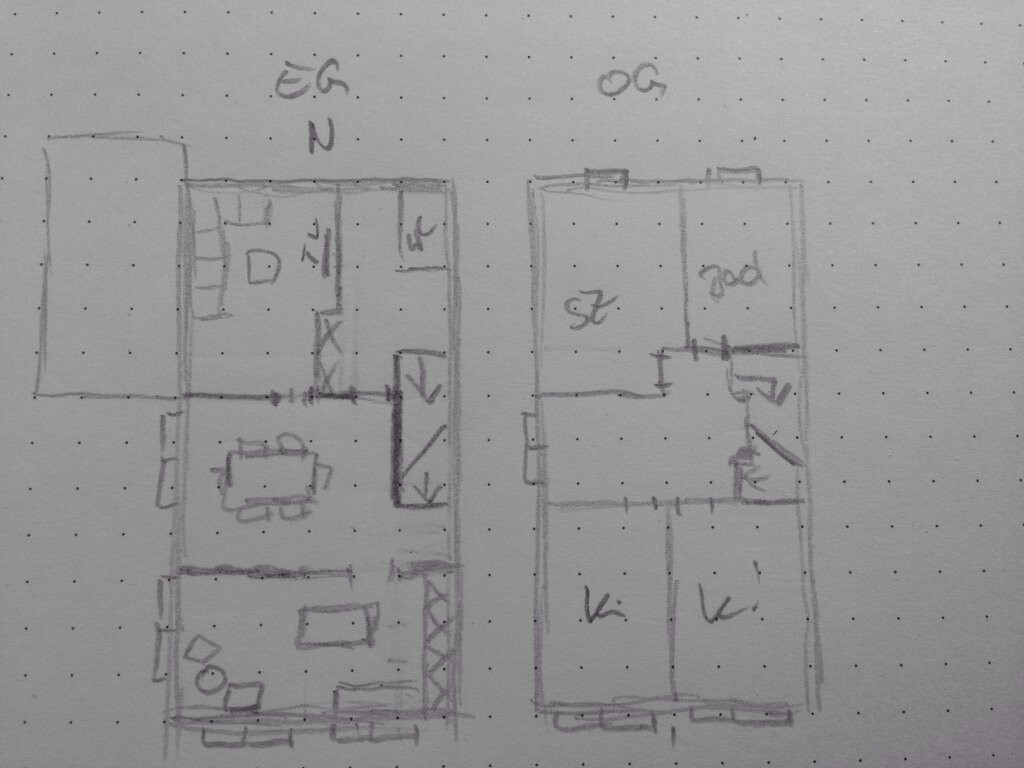 Handgezeichneter Grundriss eines Hauses mit mehreren Zimmern, Treppen und Möbeln.