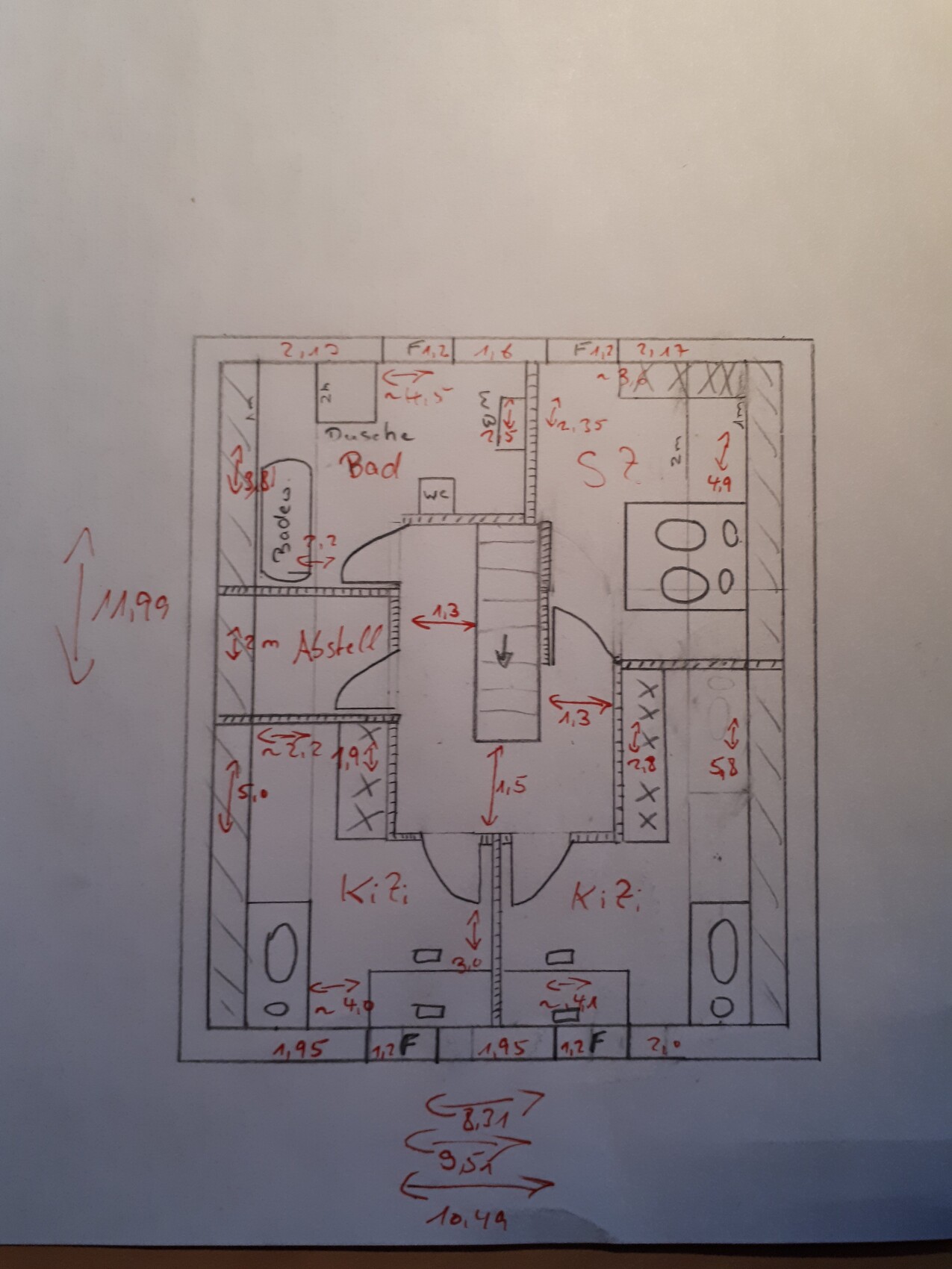Grundriss-Skizze eines Wohnungsgrundrisses: Bad, Dusche, WC, Abstellraum, Küche, Treppe.