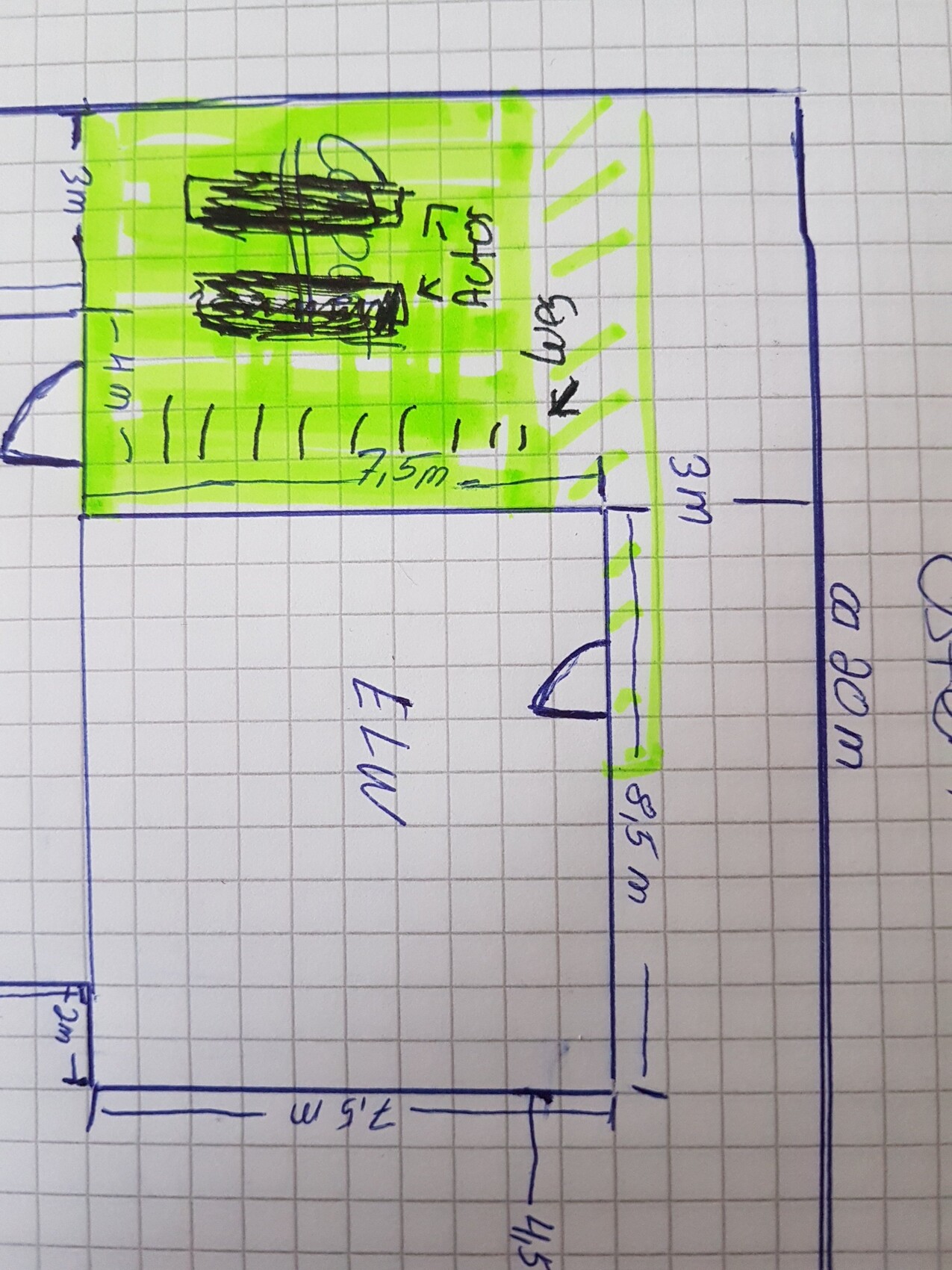 Handgezeichneter Grundriss: grün markierter Innenraum mit zwei Figuren und Türen.