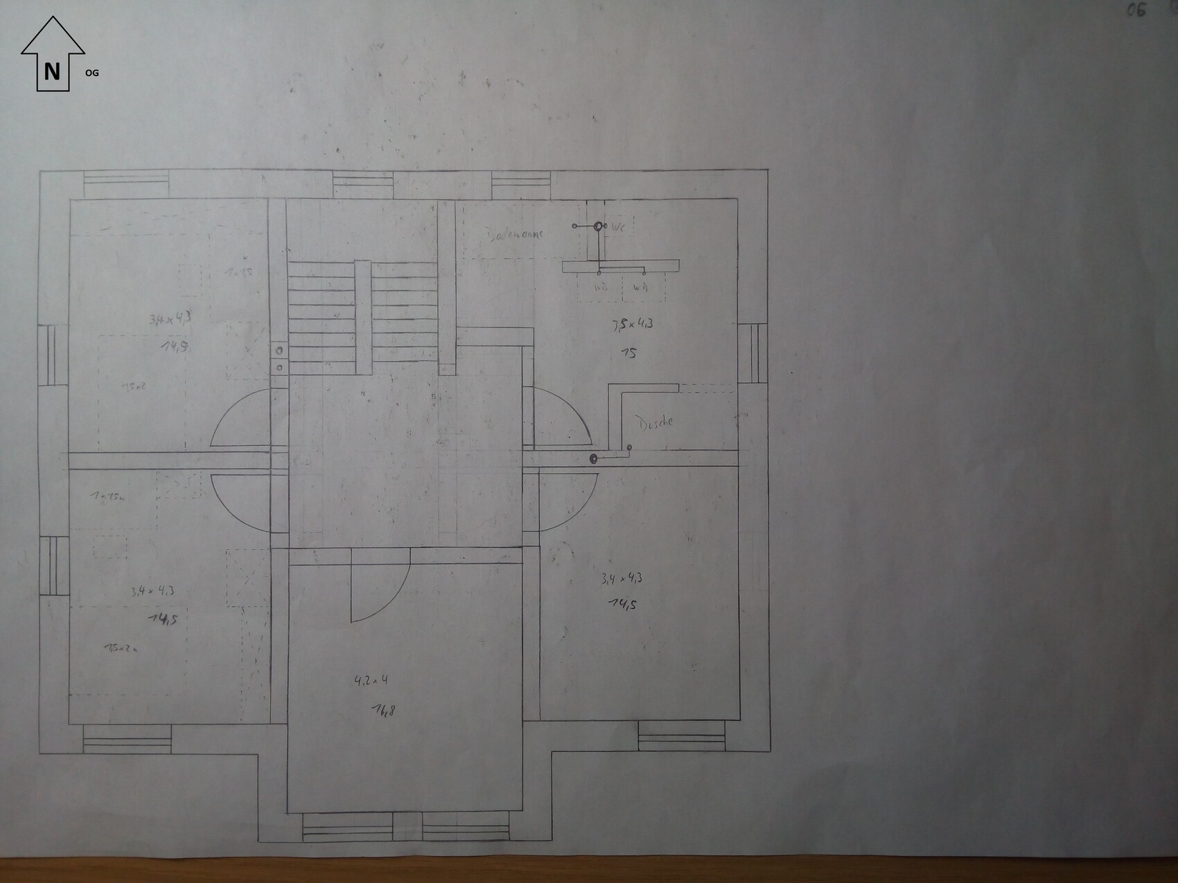 Handgezeichneter Grundriss eines Hauses mit Treppe, Wänden und Türen im Plan
