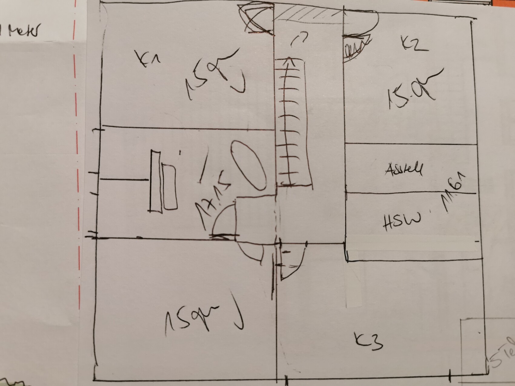 Handgezeichneter Grundriss eines Gebäudes mit mehreren Räumen und einer zentralen Treppe.
