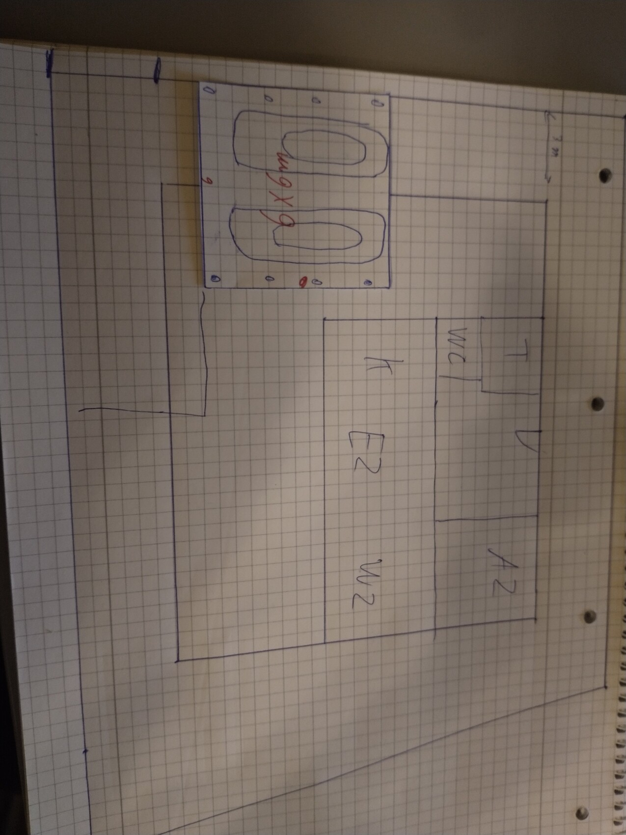Handgezeichnter Grundriss mit mehreren Zimmern; rechts WC, links größerer Raum.