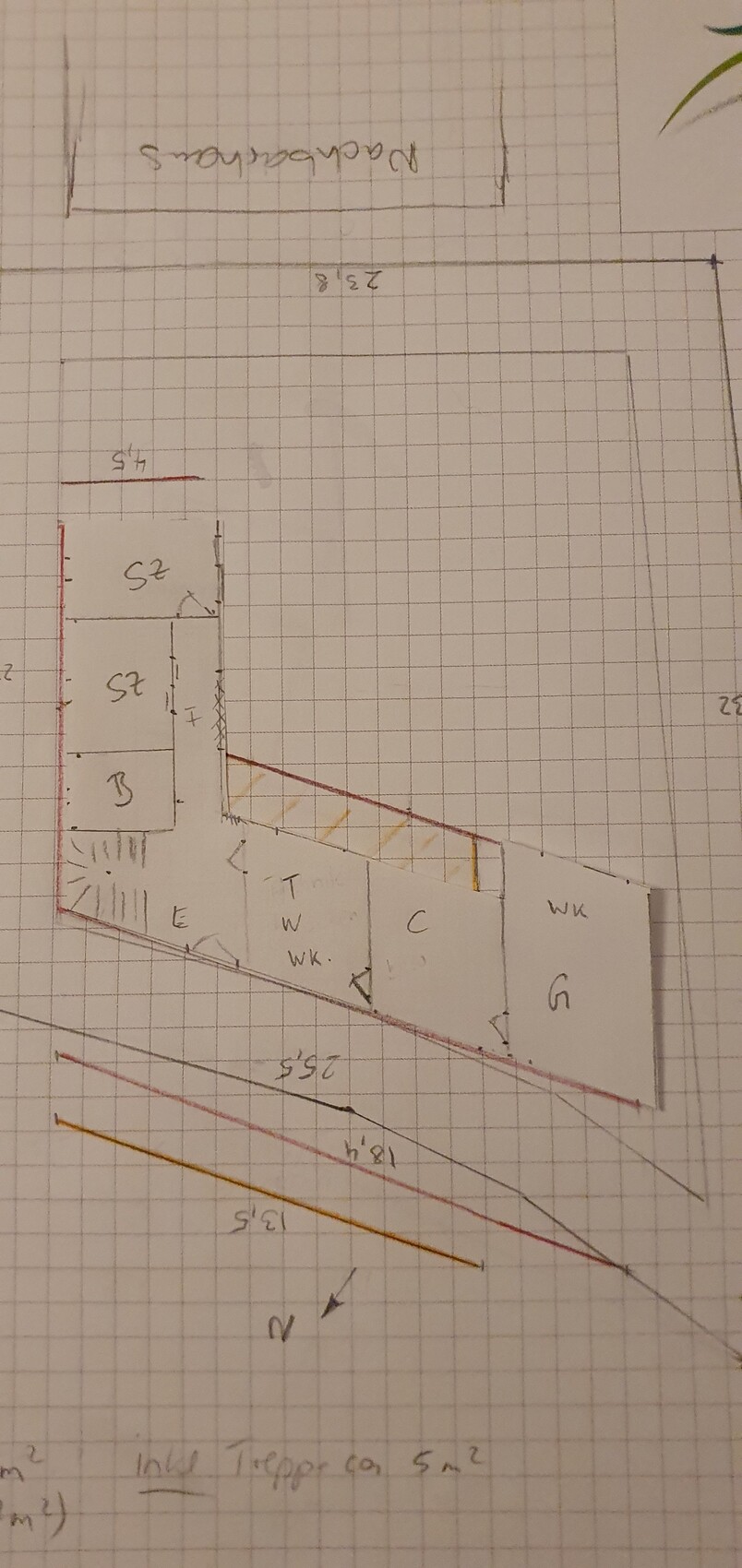 Handgezeichneter Grundriss mit mehreren rechteckigen Räumen, roter Wandlinie und schrägem Gang.