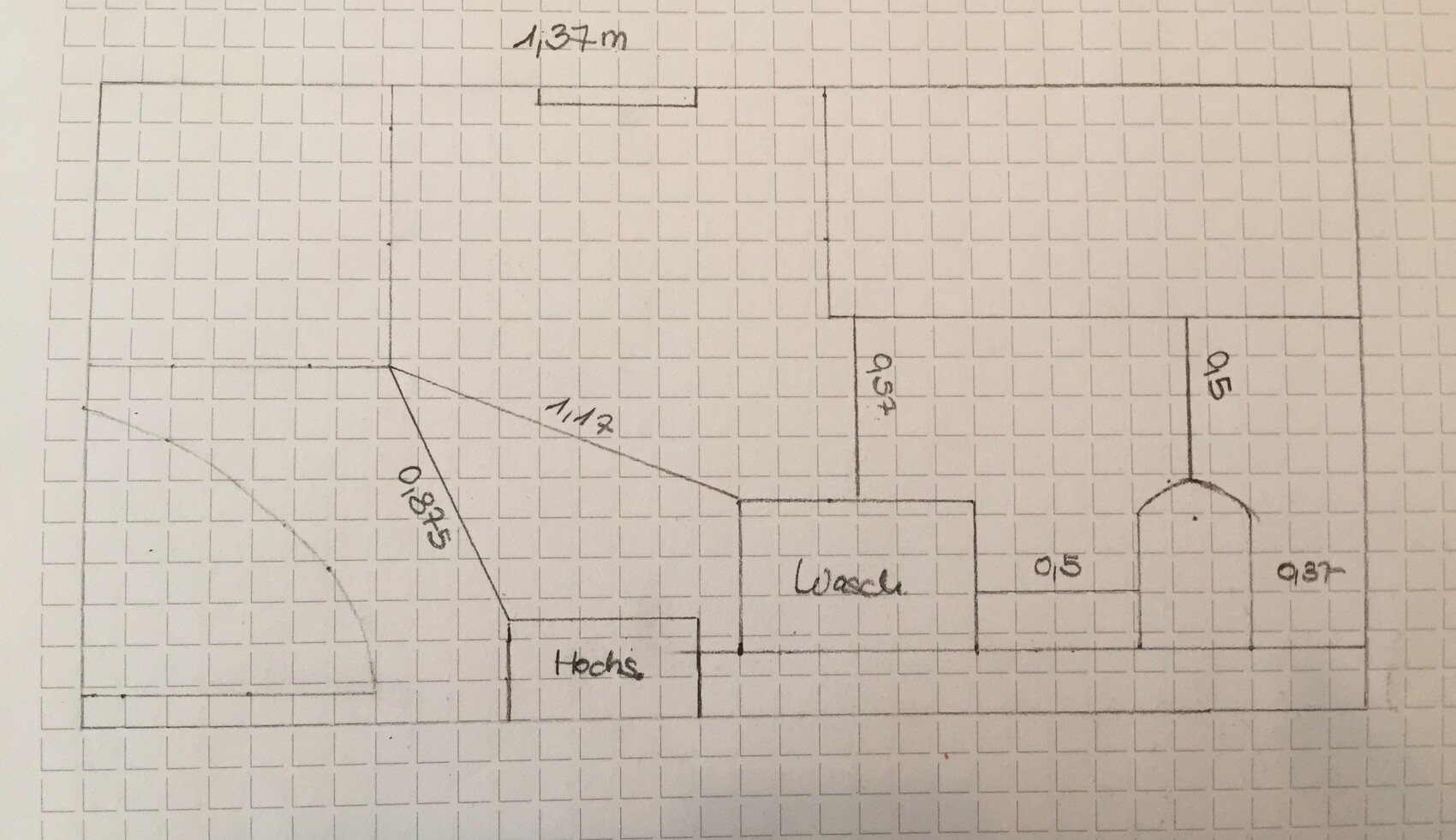 Handgezeichneter Hausgrundriss mit Zimmern und Türen auf Rasterpapier.
