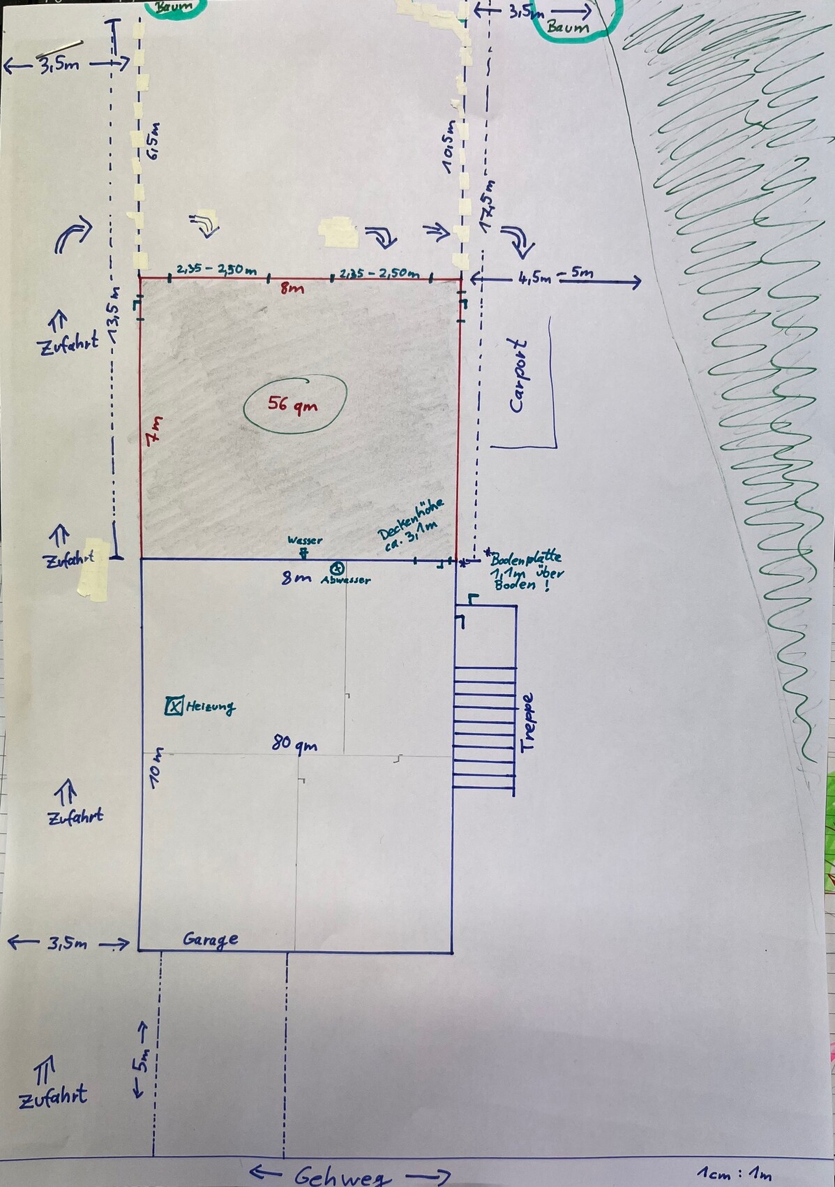 Grundrissplan eines Gebäudes mit Carport, Treppe, Garage, Zuwegung und Maßen