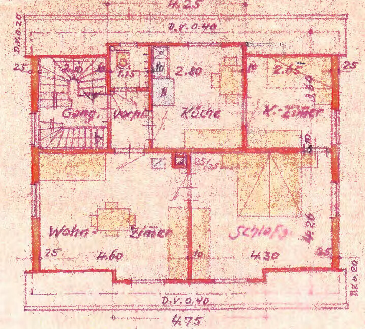 Grundriss eines Hauses mit Treppenhaus links, Wohnzimmer unten, Küche Mitte, Schlafzimmer rechts.