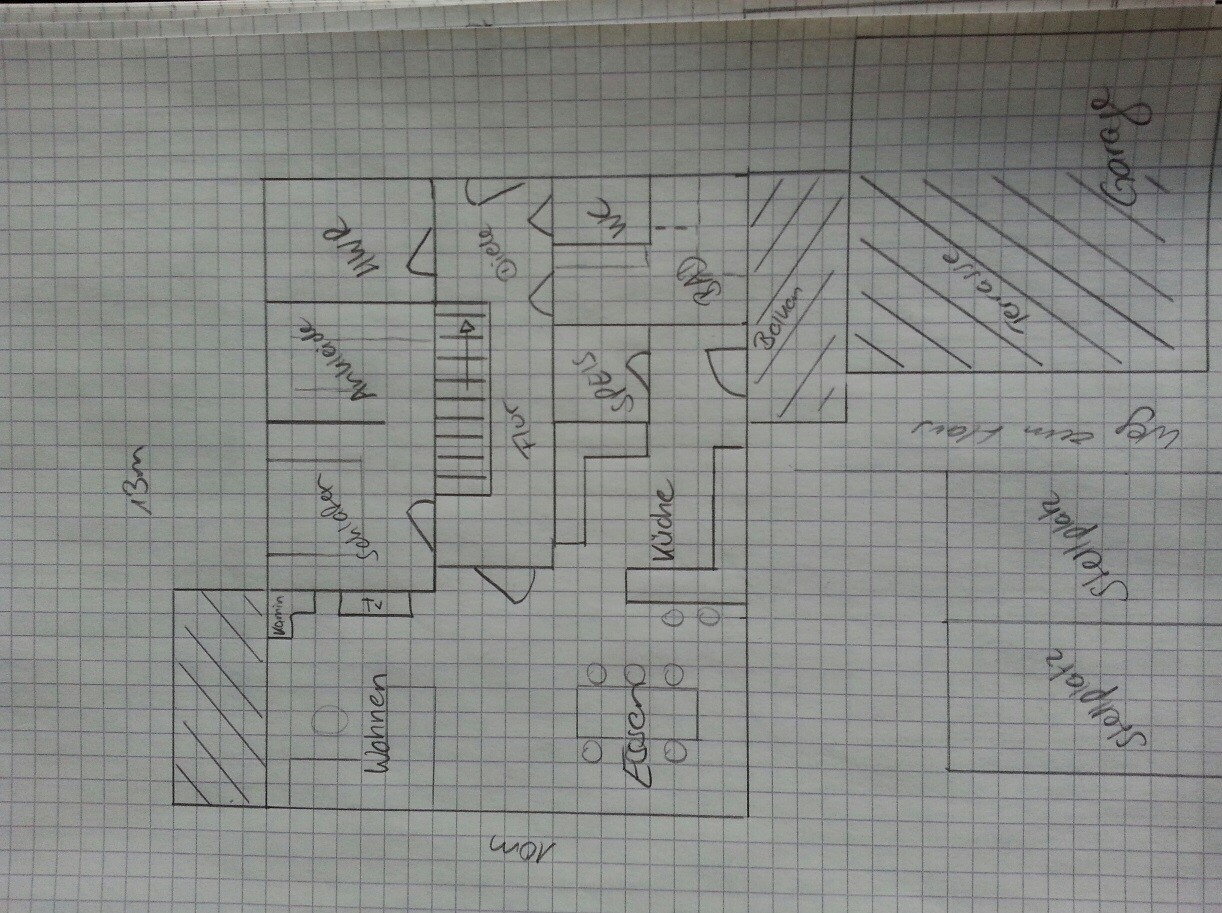 Handgezeichnete Grundrissskizze eines Hauses mit Wohnzimmer, Küche, Essen, Flur, Bad.