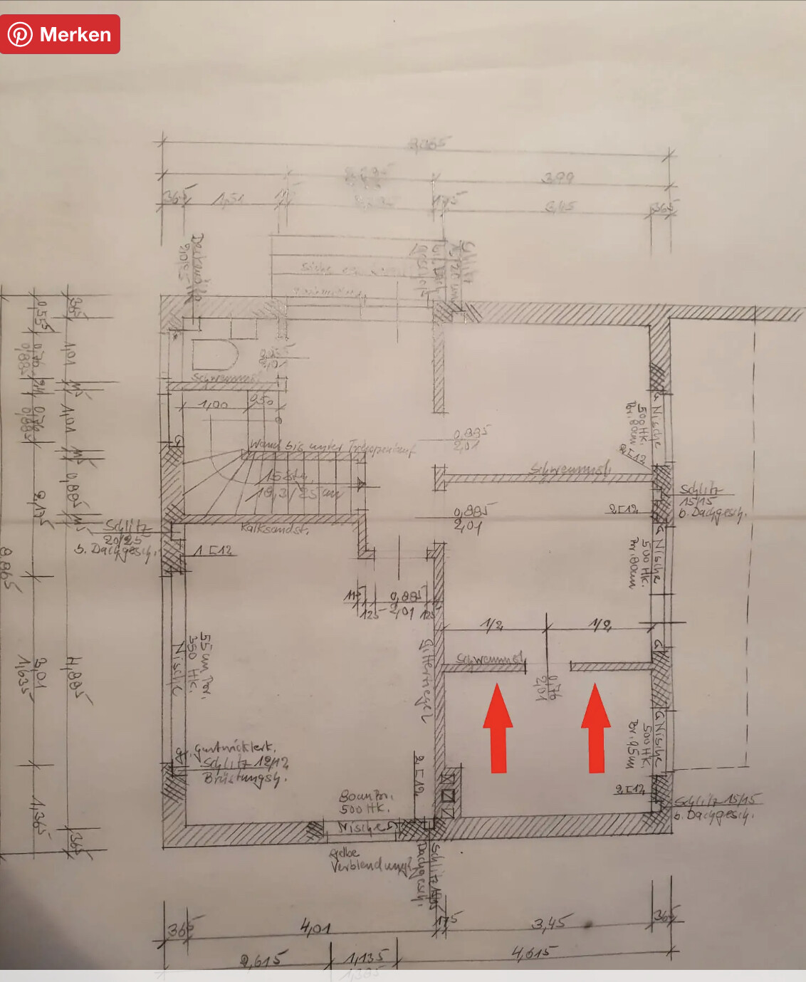 Handgezeichneter Grundriss mit Abmessungen; zwei Pfeile markieren Türen im unteren Bereich.