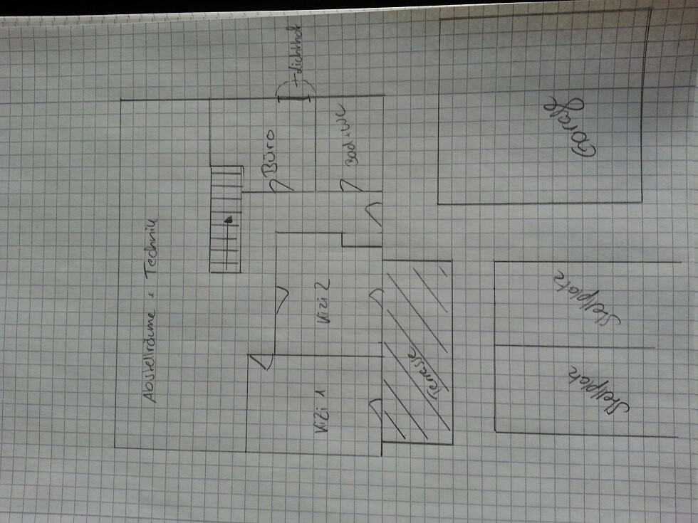 Handgezeichneter Grundriss eines Gebäudes mit mehreren Zimmern, Treppe und Türen.