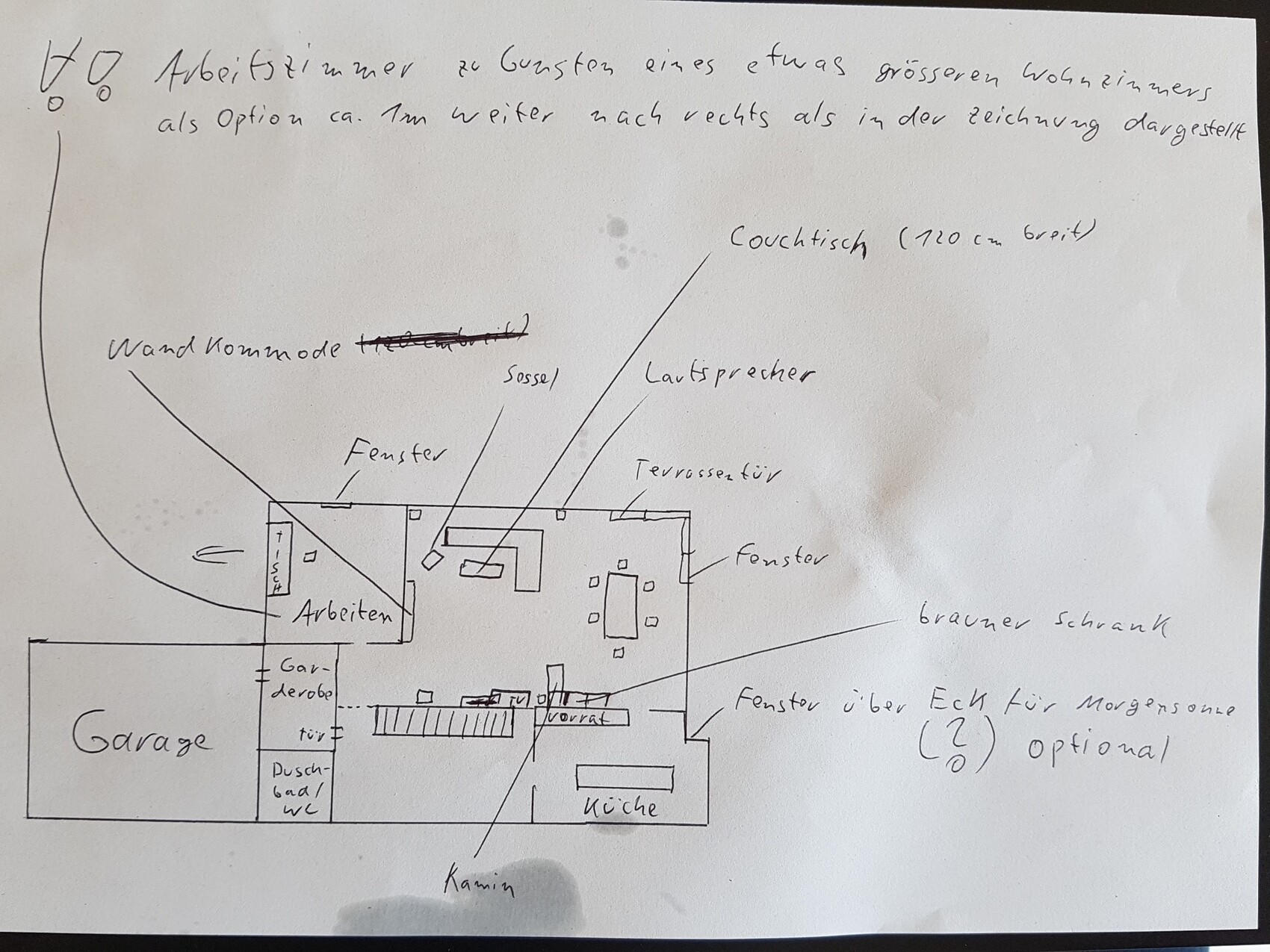 Handgezeichnete Grundriss-Skizze eines Hauses mit Garage, Wohnzimmer, Küche, Fenster und Kamin