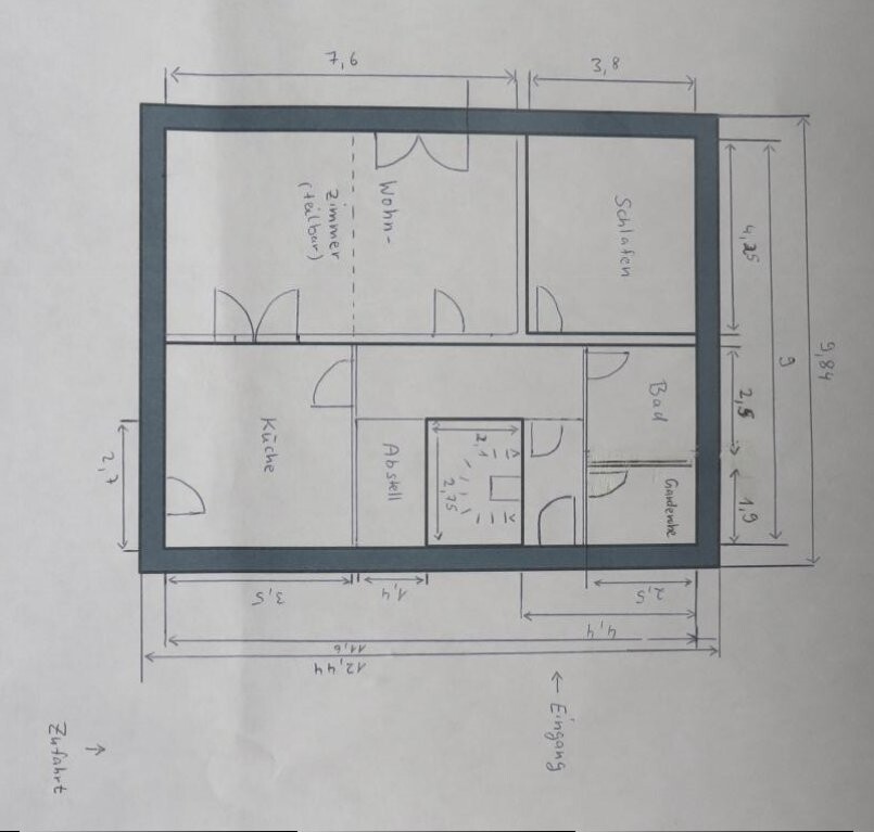 Handgezeichneter Grundriss eines kleinen Hauses: Küche, Wohnzimmer, Schlafen, Bad, Abstellraum.