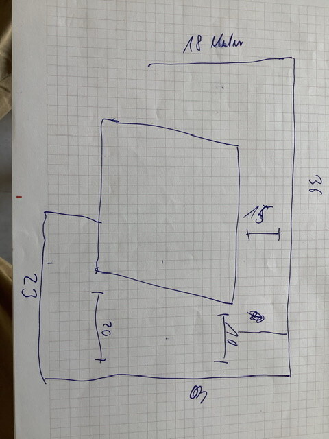 Skizze eines Grundrisses mit mehreren rechteckigen Räumen und Maßangaben in Zentimetern.