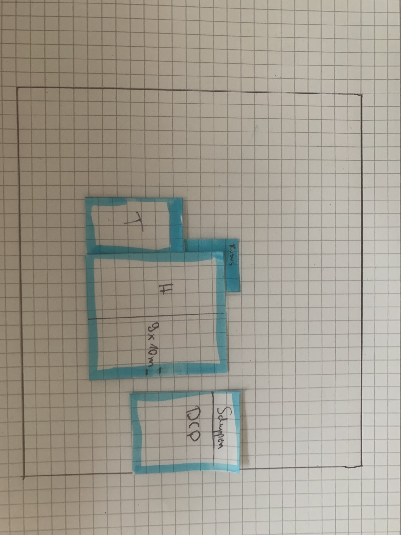 Blau gerahmte Klebezettel auf kariertem Papier; großes Rechteck (8x10 cm) beschriftet.