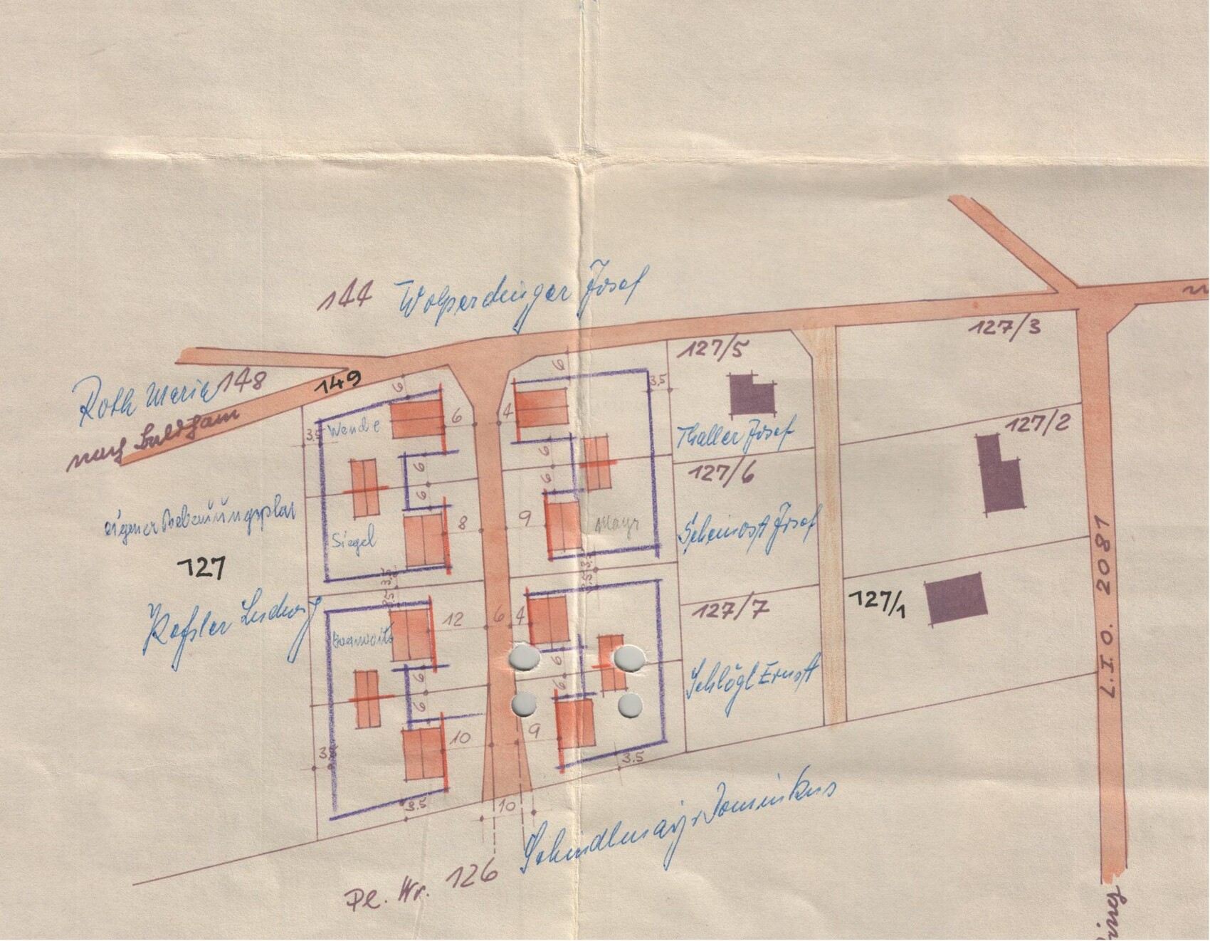 Handgezeichnter Plan einer Siedlung: Straßen, nummerierte Parzellen und Gebäude.