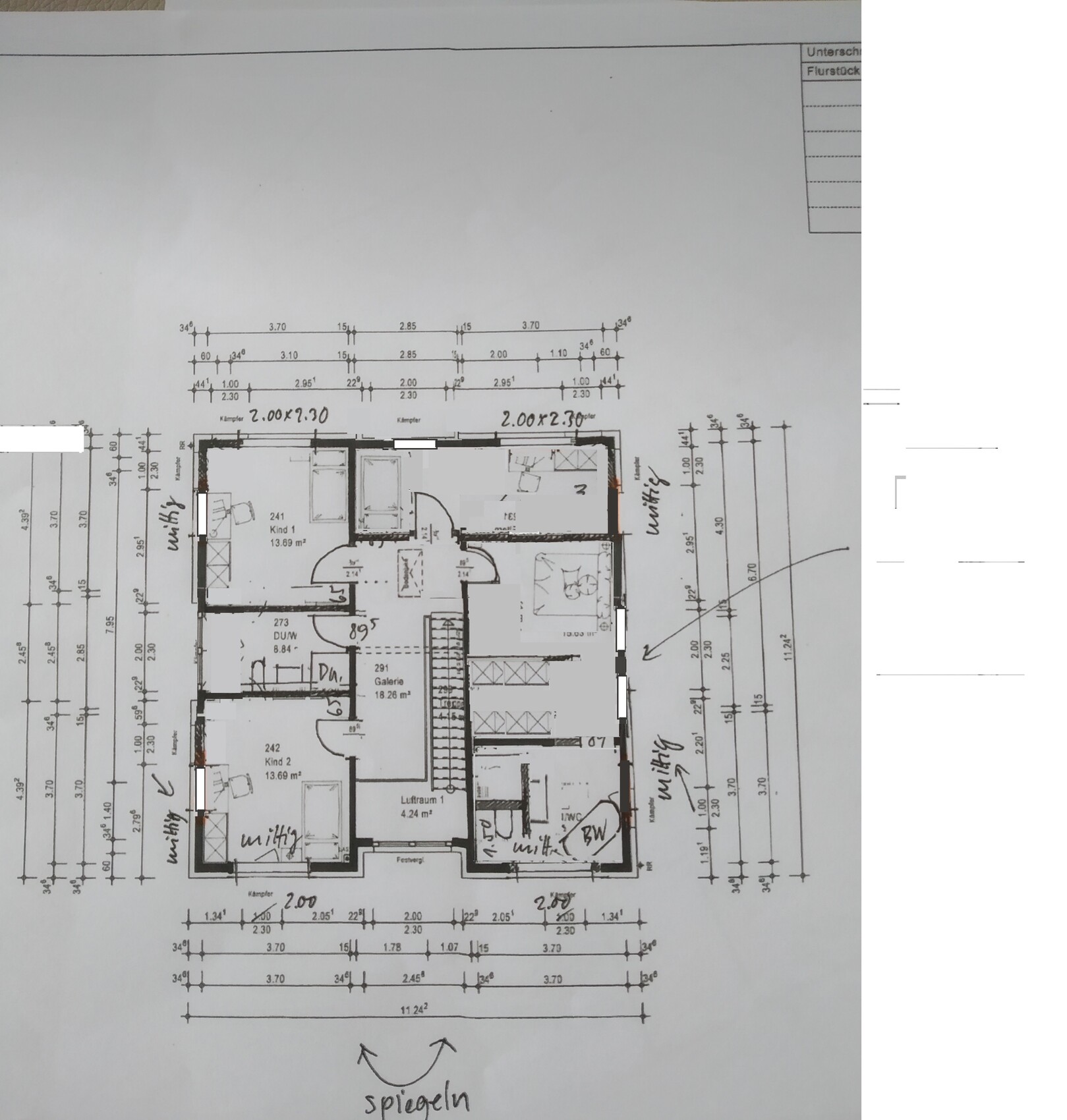 Grundriss eines Hauses mit mehreren Zimmern, Treppe und Abmessungen.